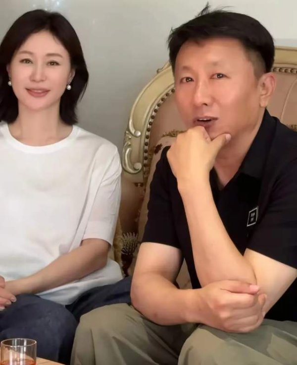 隆源配资 房子斌夫妇回应女儿高考成绩，谦虚称不至于夸耀，女儿长相很漂亮
